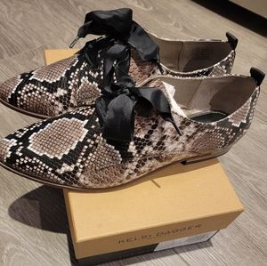 *Worn once* Kelsi Dagger Flat